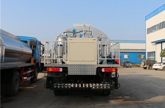 重汽后八轮沥青洒布车