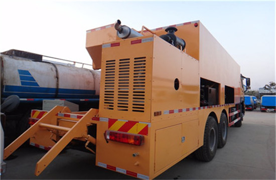 重汽后八轮稀浆封层车