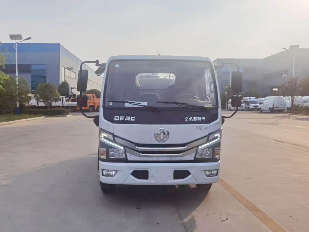 东风多利卡5吨洒水车