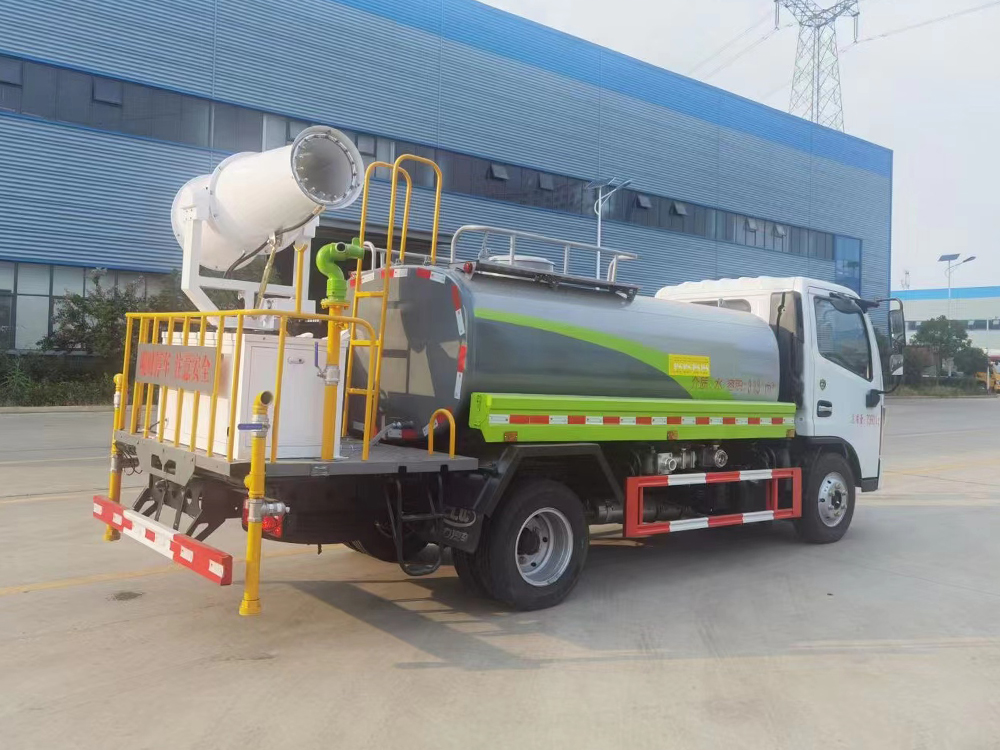 东风多利卡5吨洒水车